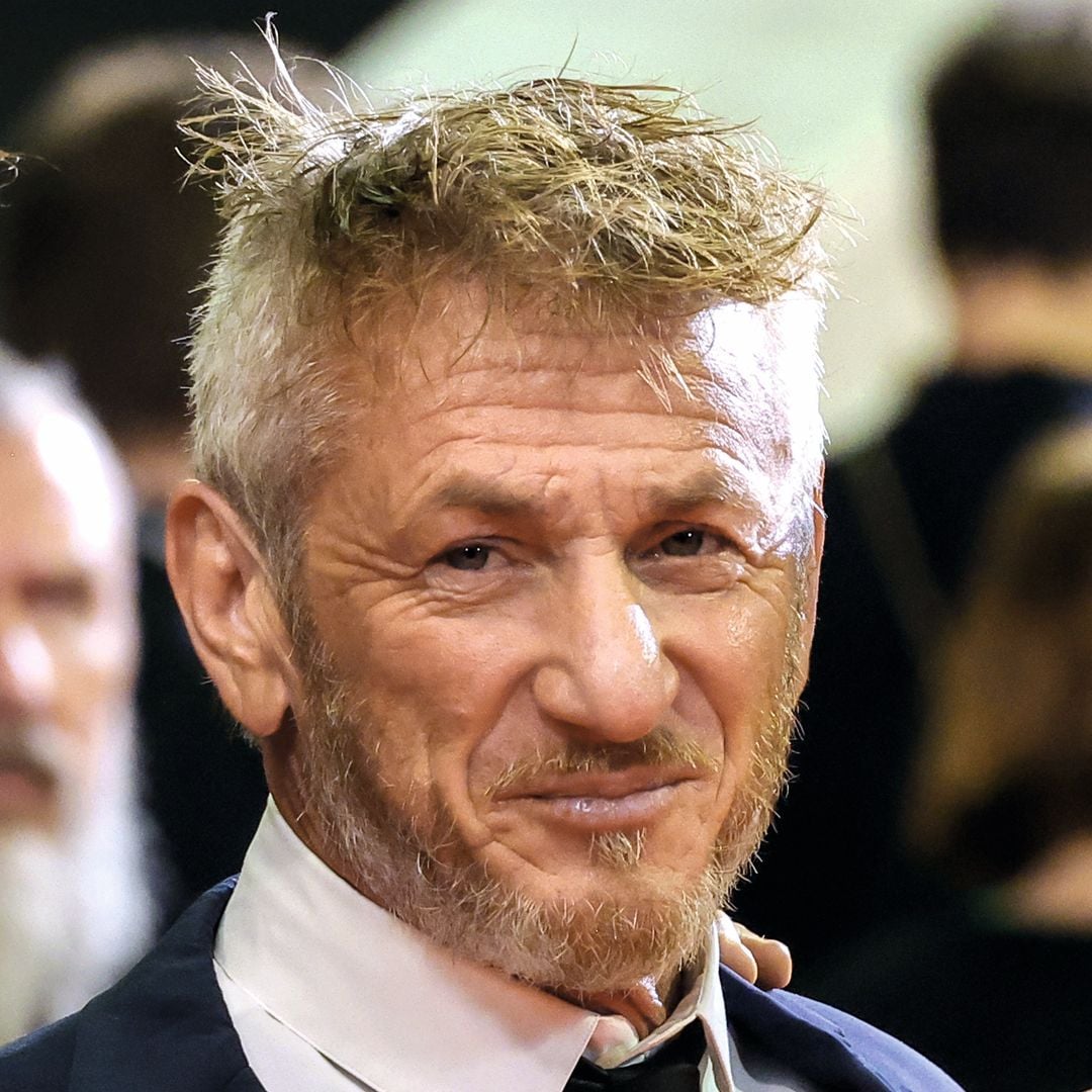 Sean Penn, con traje azul y camisa blanca