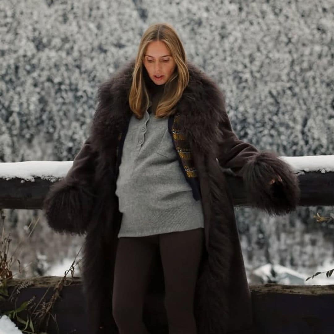 Lucía Bárcena copia a Dua Lipa y Rosalía el abrigo Penny Lane que llevaban las roqueras en los 70