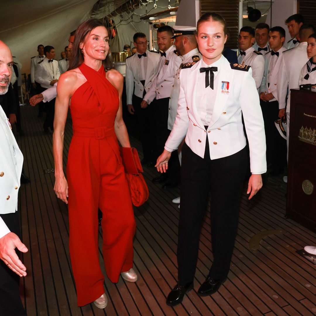 El look con acento español de la Reina en Panamá: mono rojo y alpargatas doradas