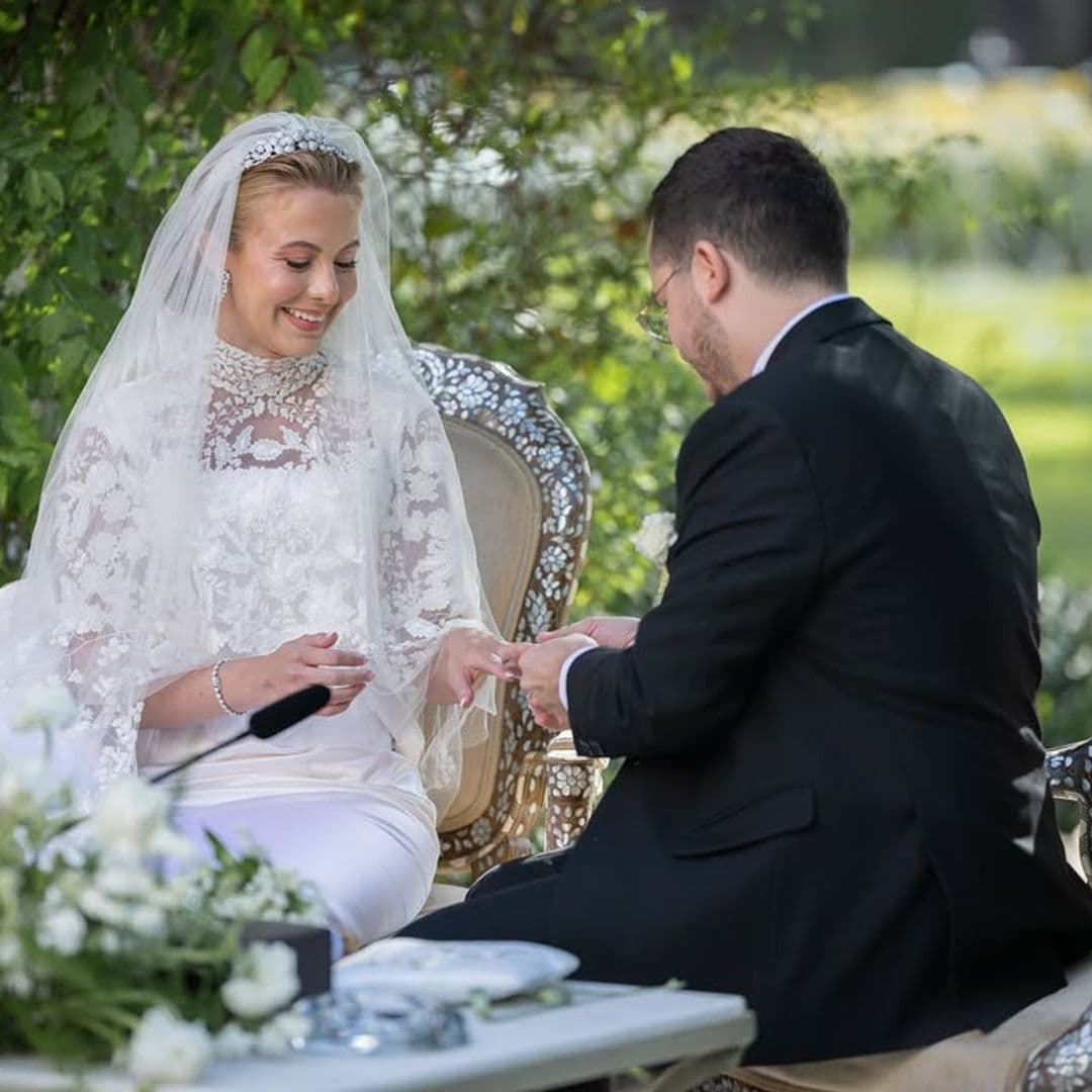De la tiara de flores al vestido con encaje: todos los detalles del look nupcial de la princesa