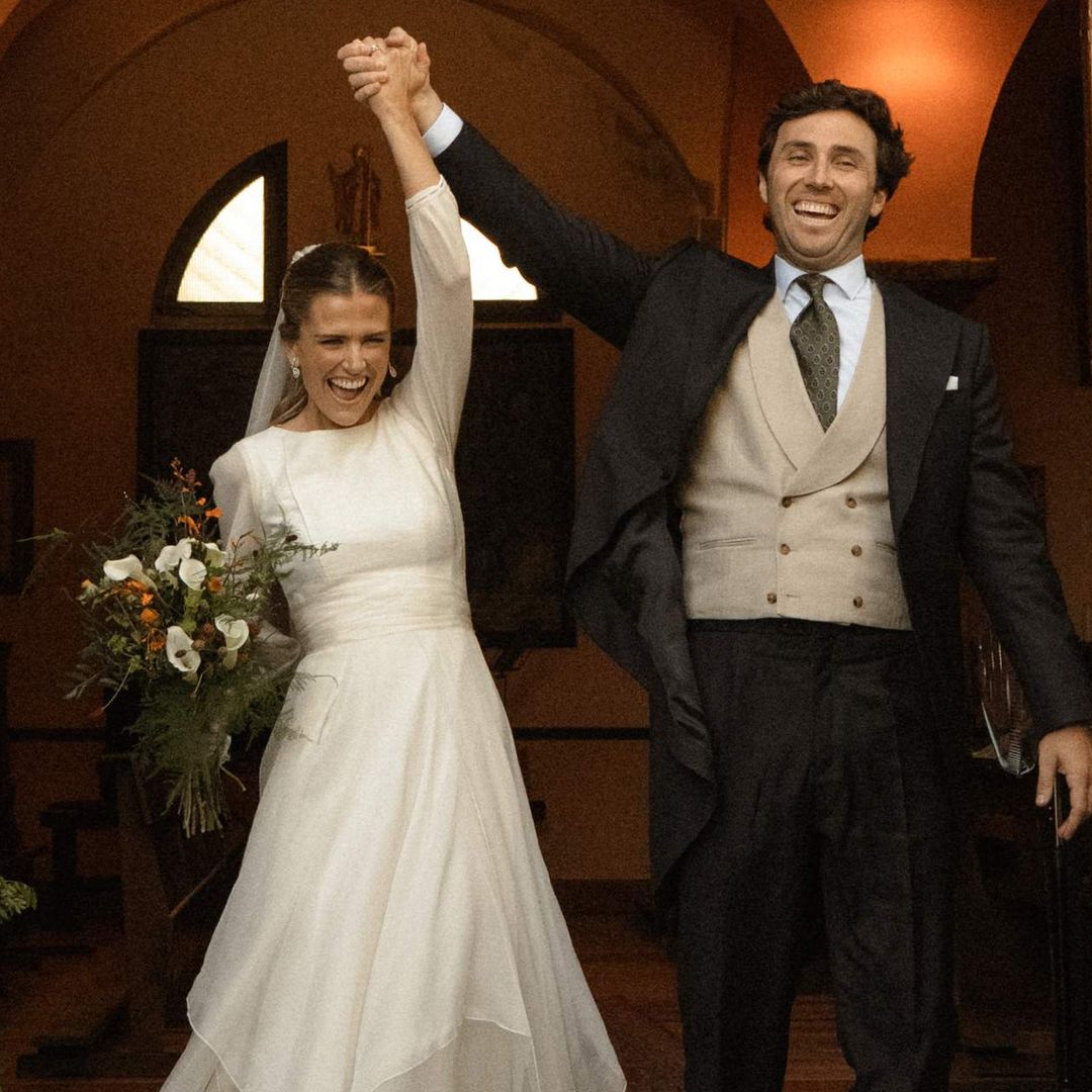 La romántica boda de Irene y Federico en la iglesia del colegio del novio en Madrid: tradición, un vestido convertible y flores de aire silvestre