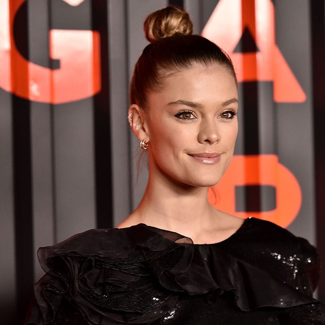 Nina Agdal recupera las zapatillas sostenibles que unieron a Meghan con las supermodelos