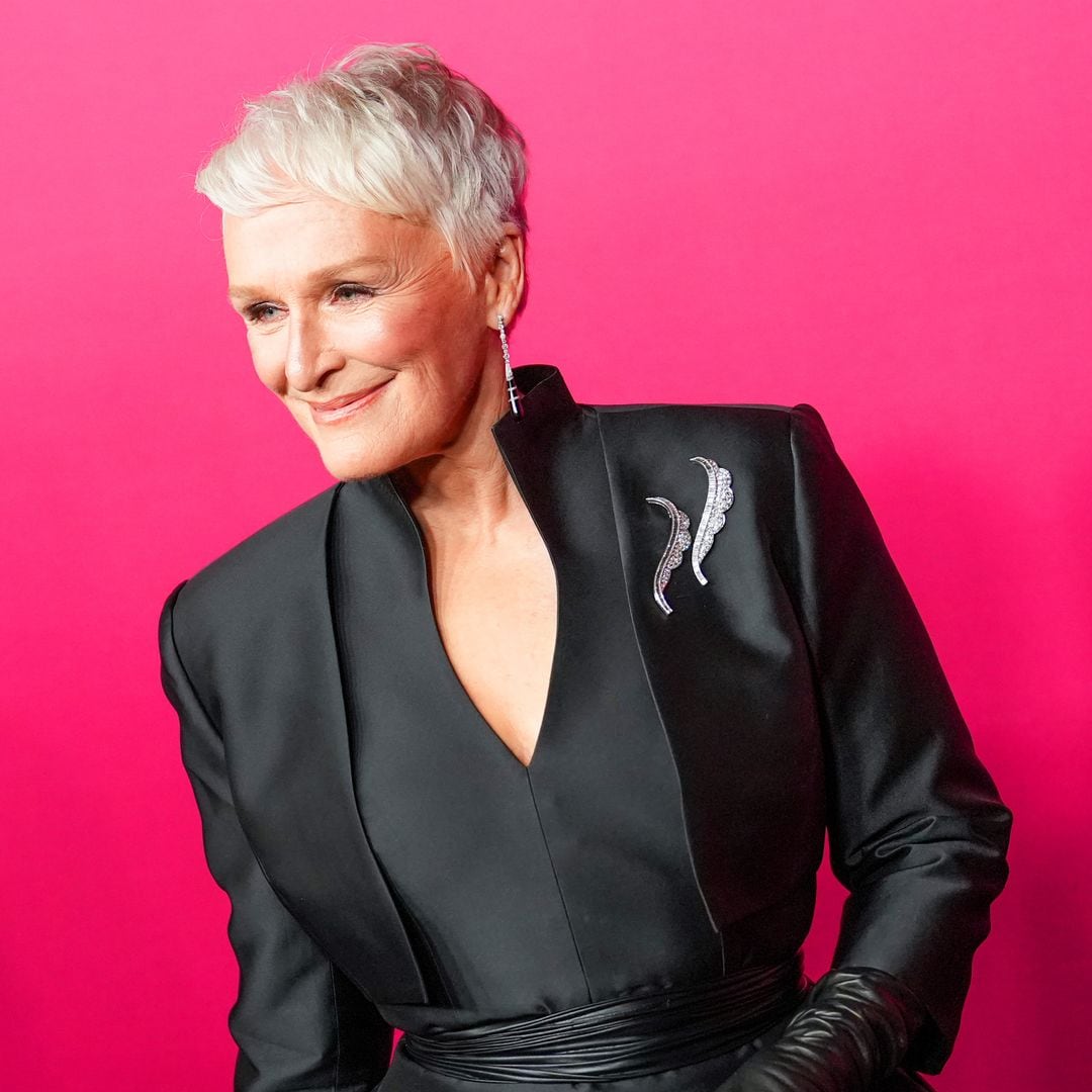 Glenn Close ya está en Madrid para rodar con Penélope Cruz: su foto con uno de los Javis que lo dice todo
