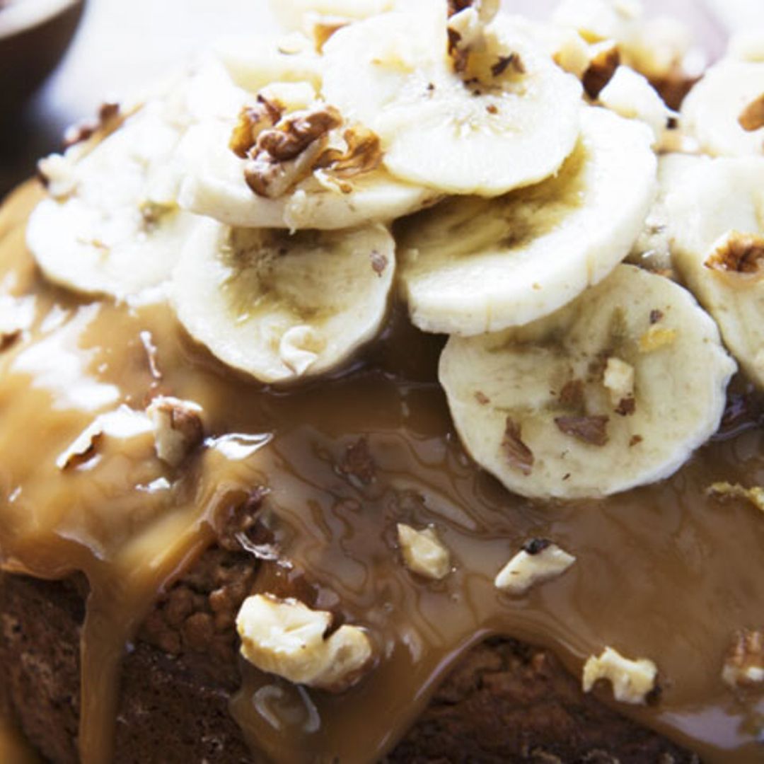 Bizcocho de avena y nueces con dulce de leche y plátano