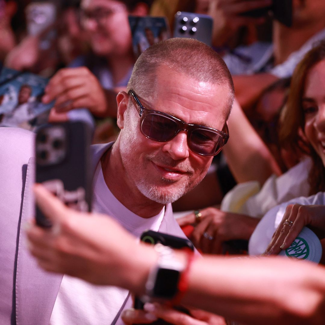 Brad Pitt derrocha encanto durante su encuentro con fans en la Ciudad de México