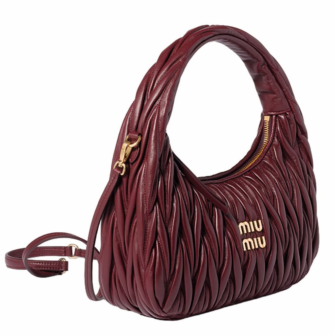 Bolso hobo Wander de napa Matelassé, de Miu Miu.

