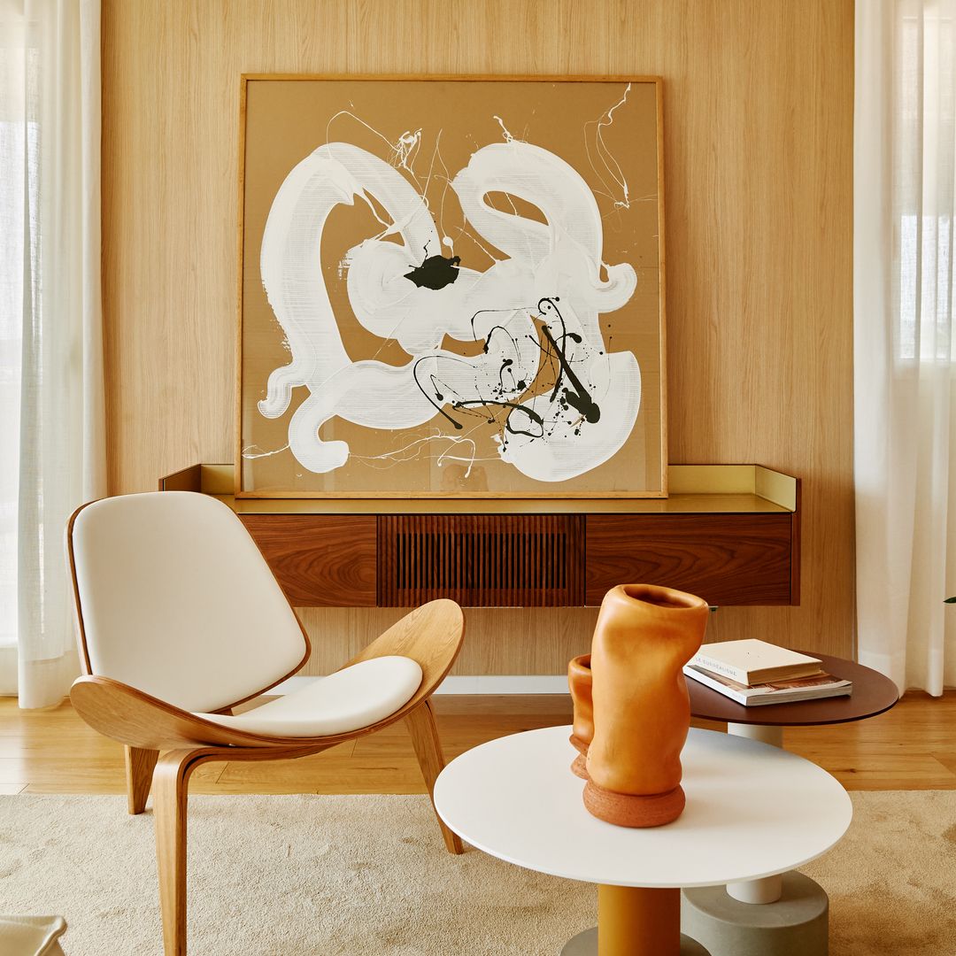 Olvídate de agujerear la pared: esta es la tendencia más 'in' para decorar con cuadros
