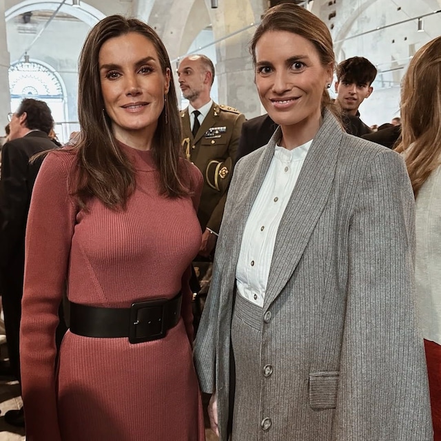 Plano medio de Carmen de la Puerta posando con la reina Letizia