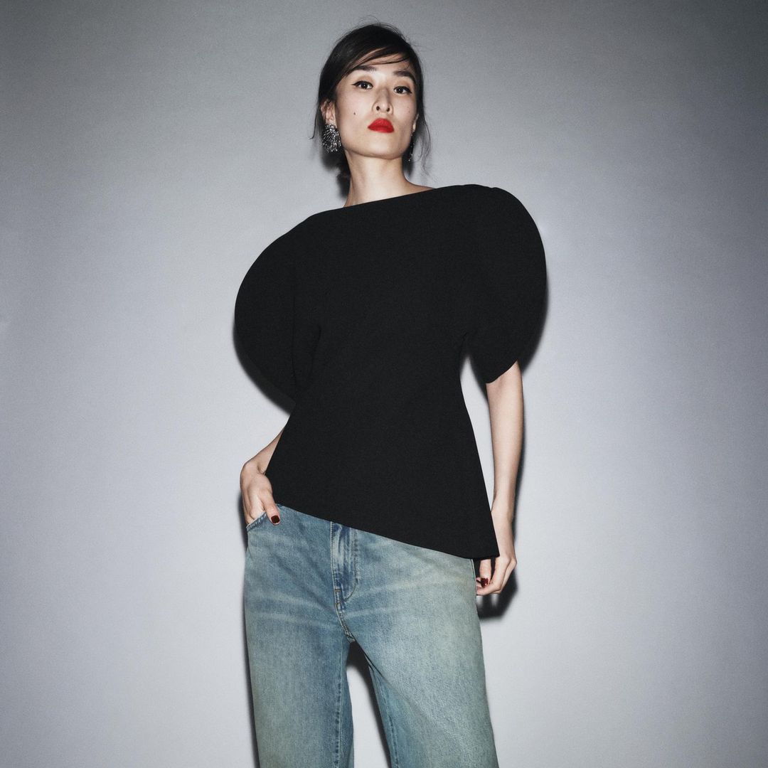 Top de cuello redondo y manga corta abullonada