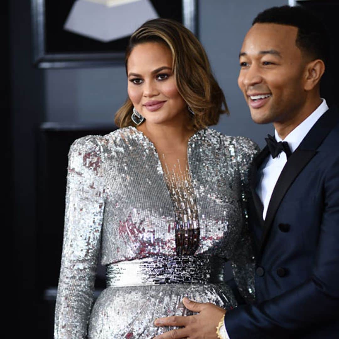 Look premamá brillante y mensaje revelador: Chrissy Teigen se hace viral en los Grammy