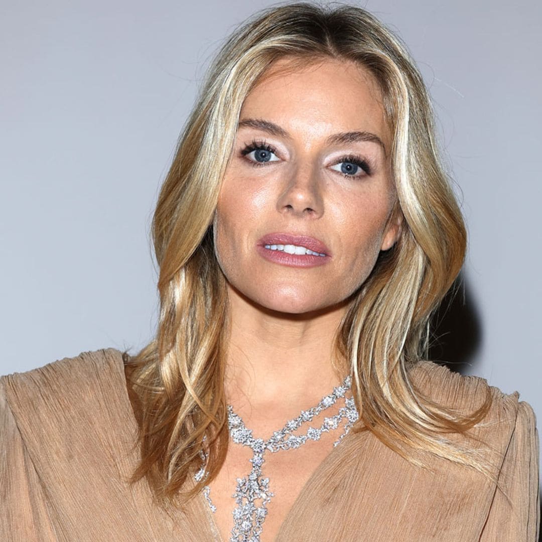 Sienna Miller aparece con su novio (y con un lookazo) en la Semana de la Alta Costura de París