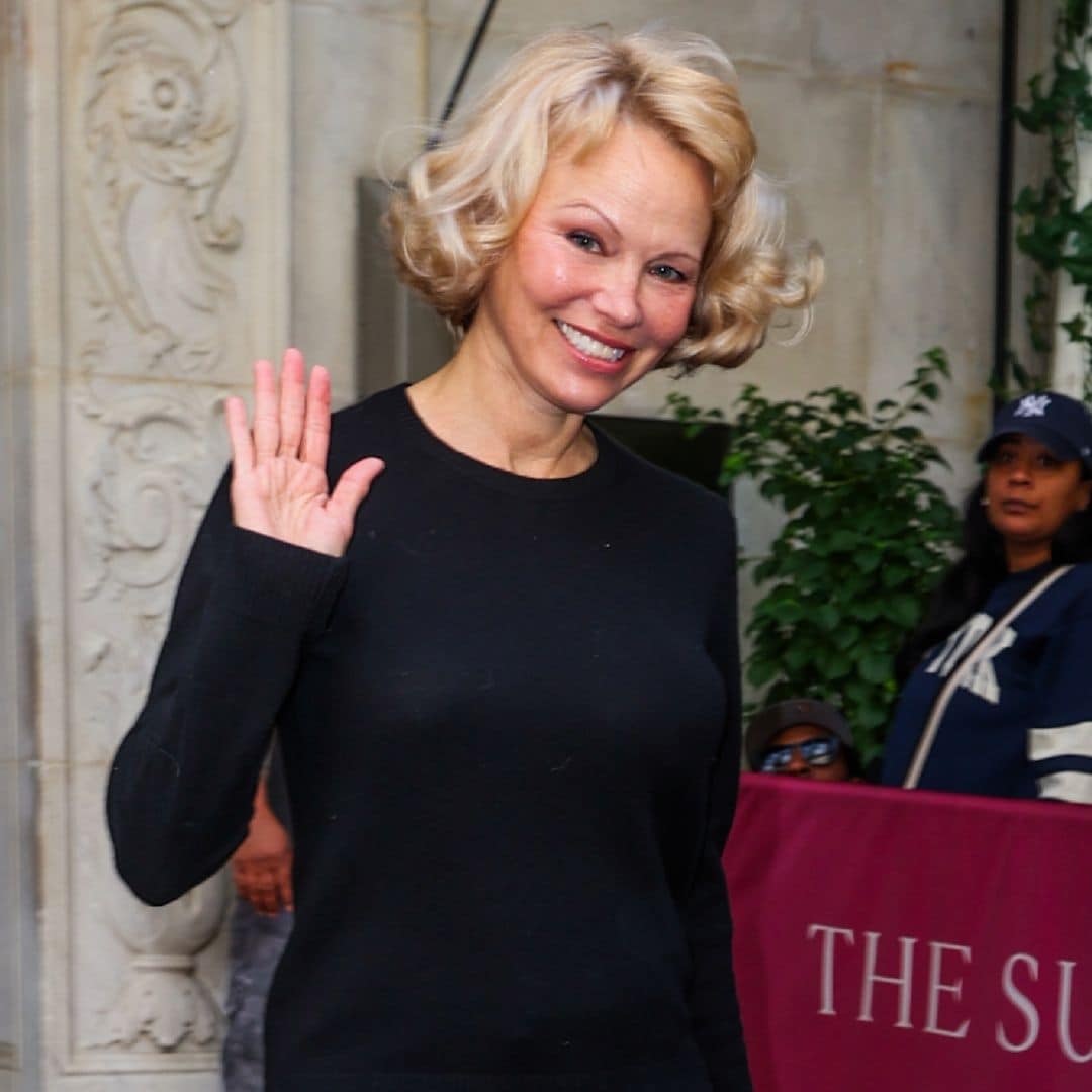 Pamela Anderson presume cambio de 'look' por las calles de Nueva York