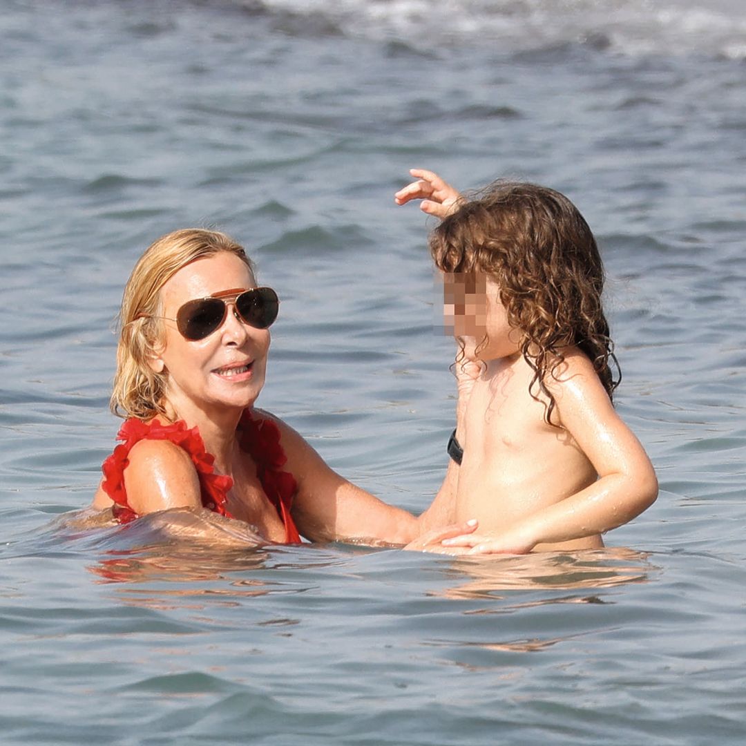 Ana Obregón junto a Anita en el mar
