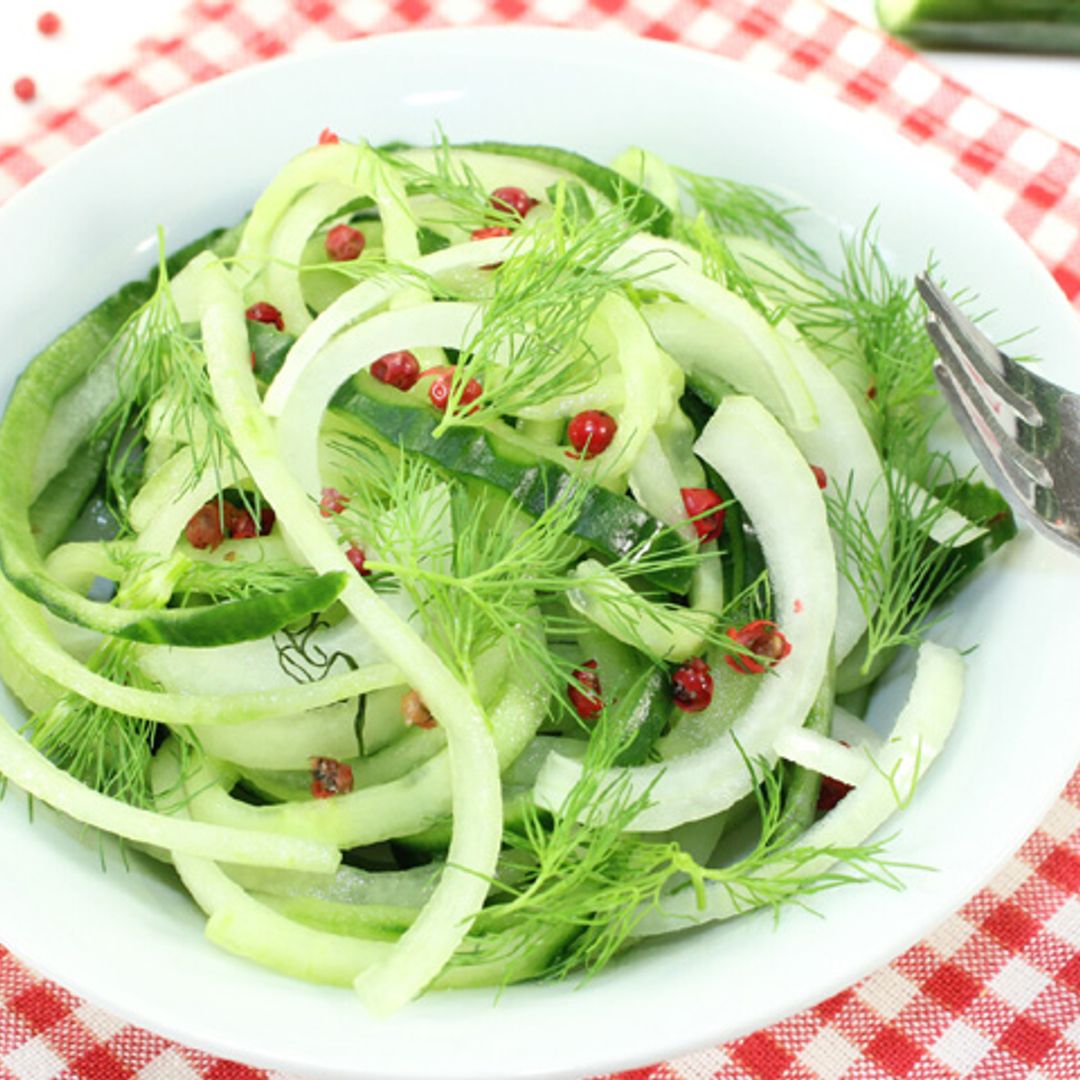 Espaguetis de pepino con pimienta roja y eneldo