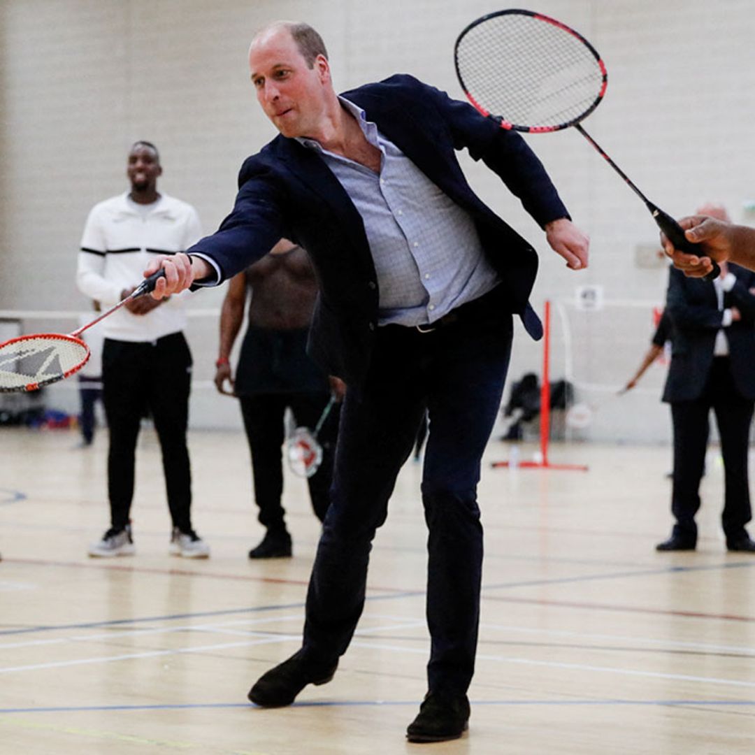 Las imágenes más simpáticas de Guillermo de Inglaterra jugando al bádminton en traje