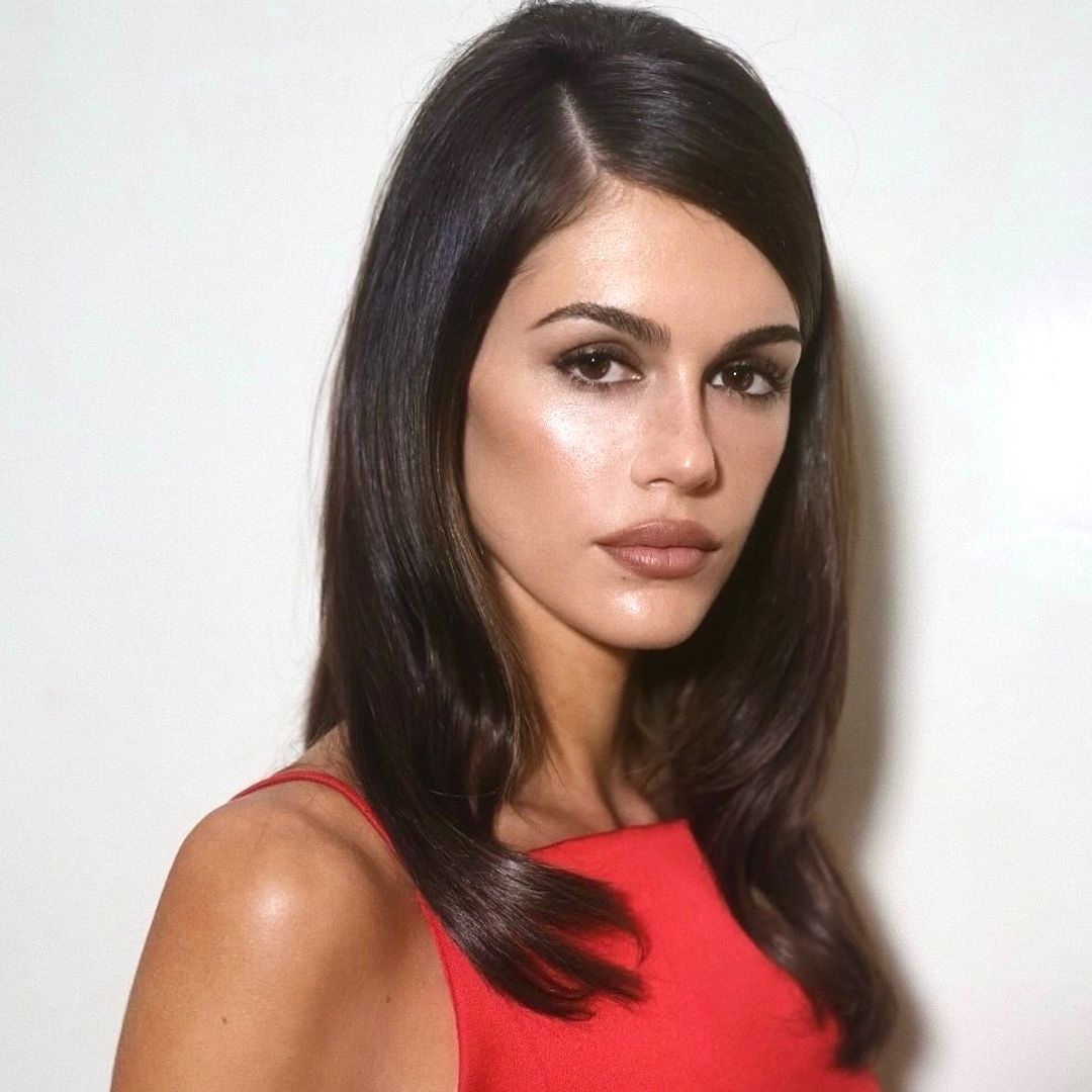 El truco de peinado de Kaia Gerber que estiliza la cara en 1 minuto