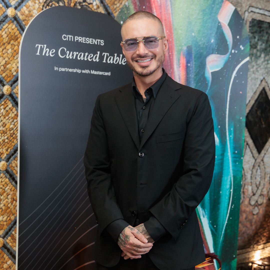J Balvin deslumbra en la icónica Mansión Versace durante una noche de arte y cultura en Miami