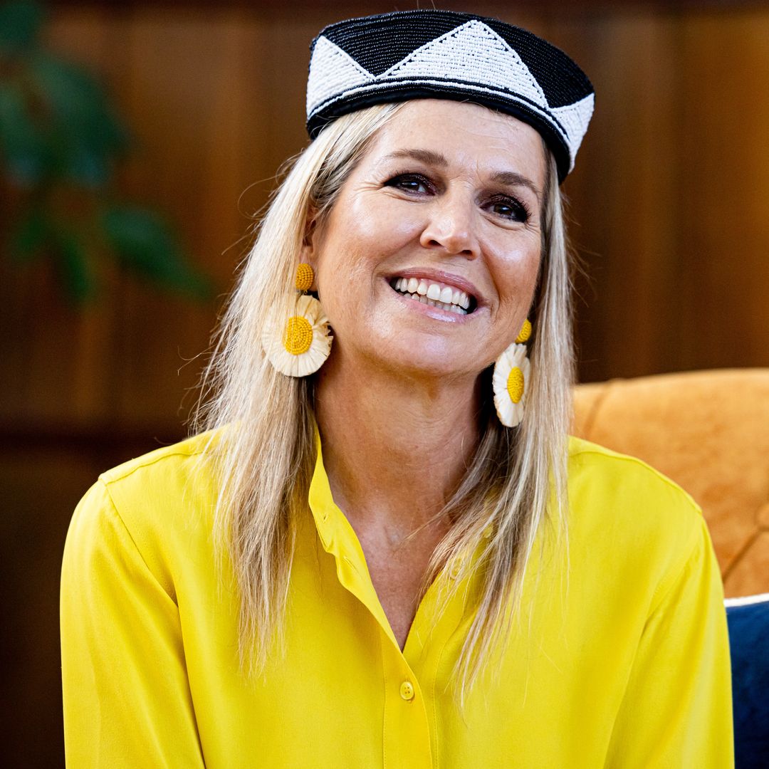 Máxima de Holanda siempre acierta con su colección de pendientes con forma de flor de estas 4 firmas españolas