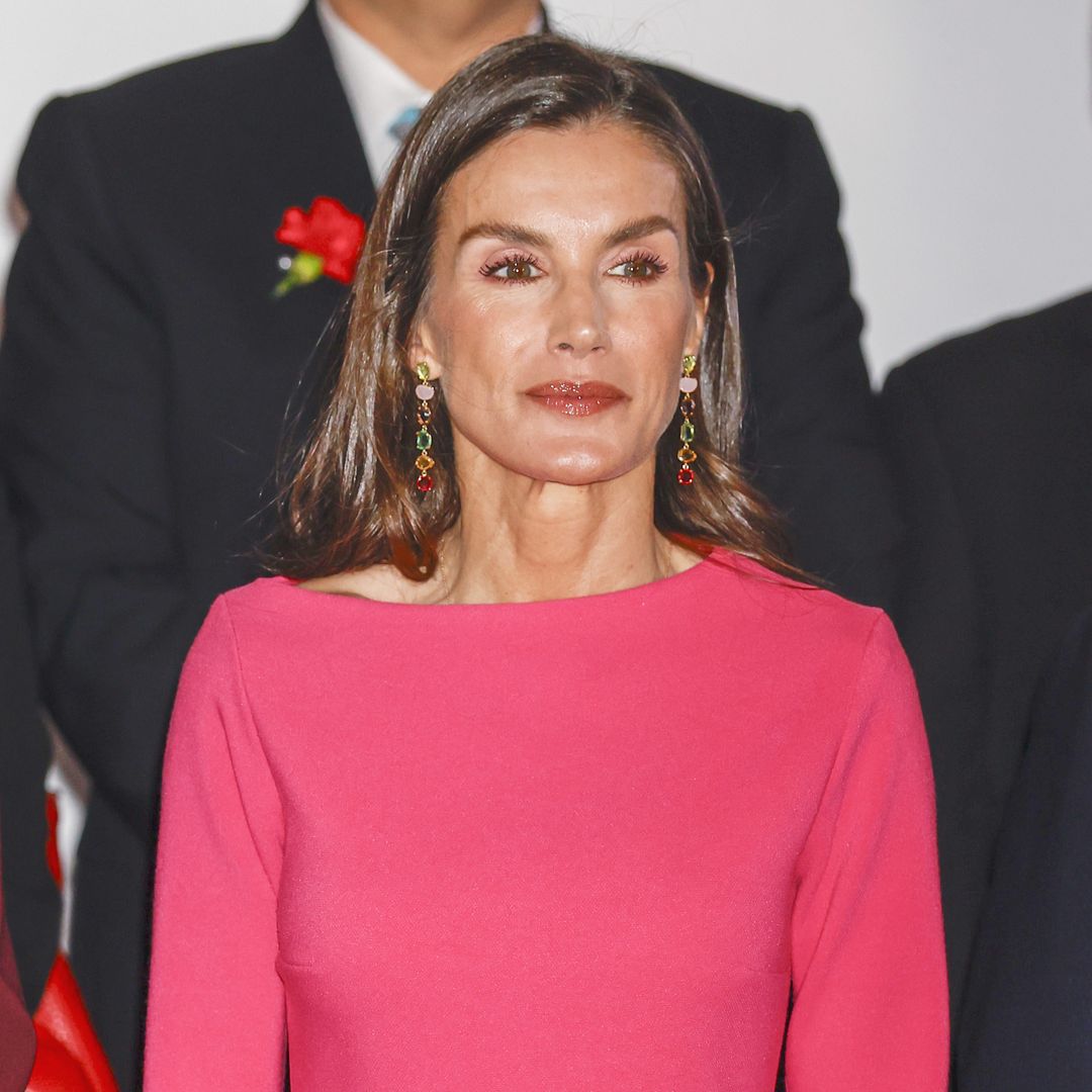 La reina Letizia inaugura (ahora sí) la primavera con el exclusivo vestido rosa chicle que empezó el fenómeno 'Barbiecore' en España