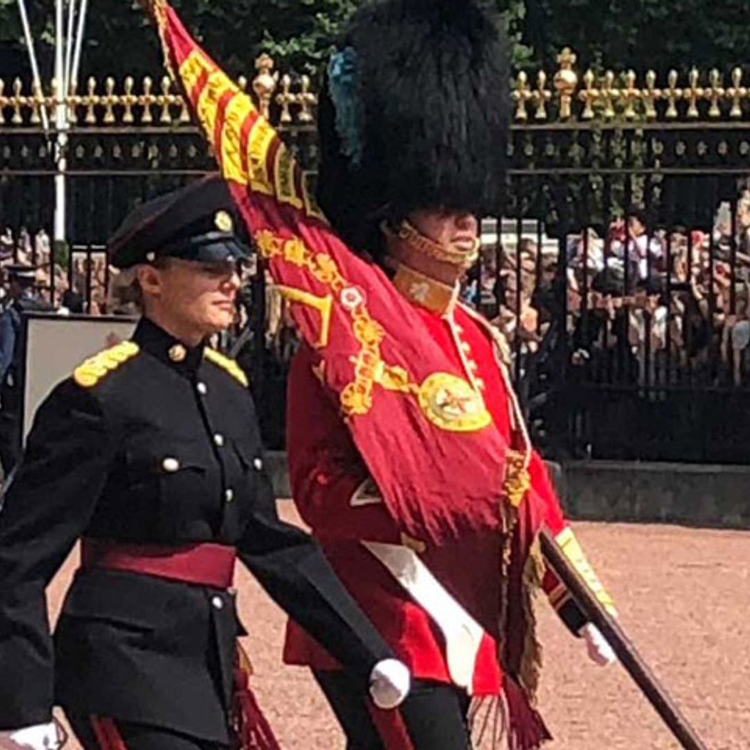 ¿Reconoces a este guardia que custodia el palacio de Buckingham? Es un príncipe extranjero
