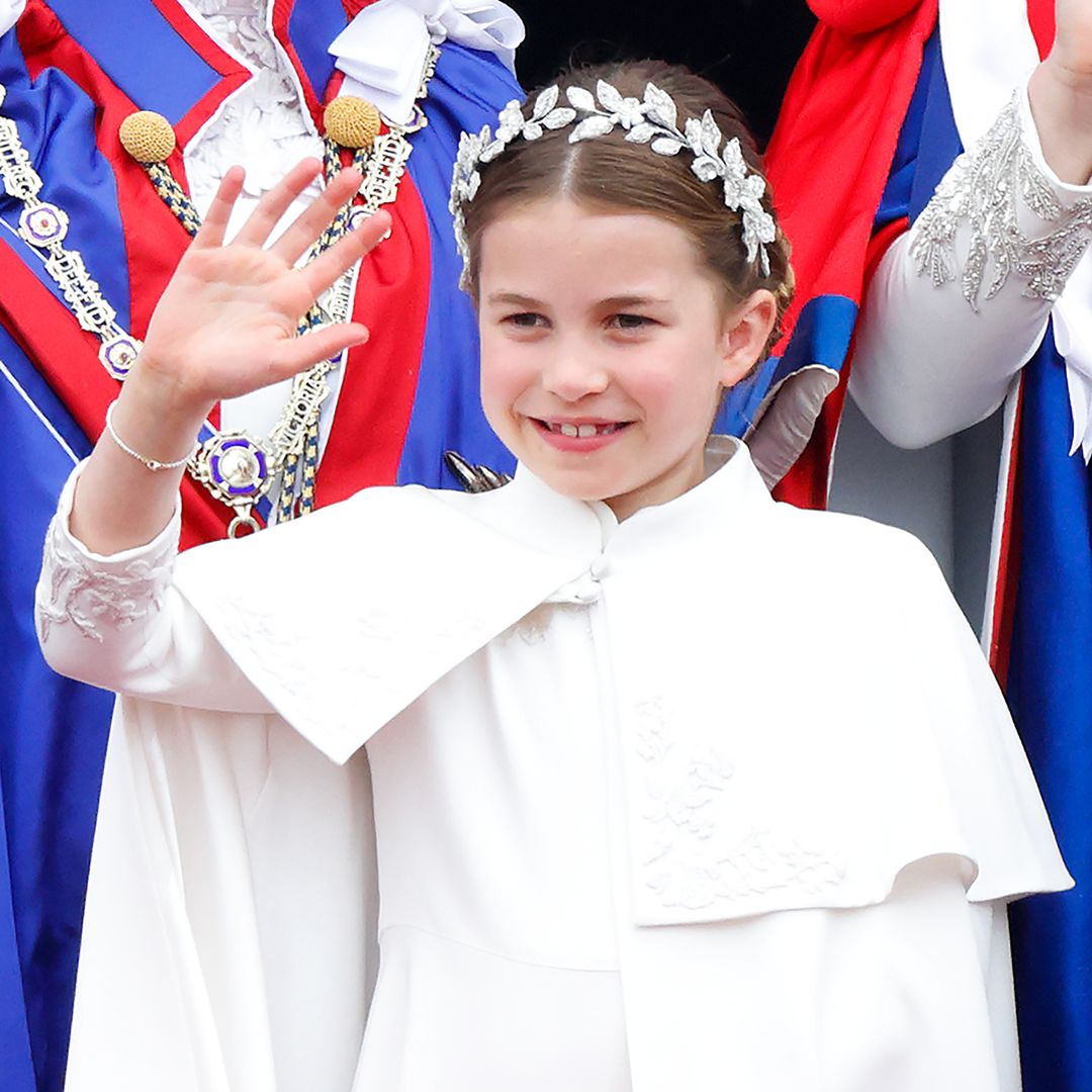 El día que la princesa Charlotte estrenó su primera "tiara": flores en el cabello, cesta de Caperucita Roja y una Kate Middleton radiante