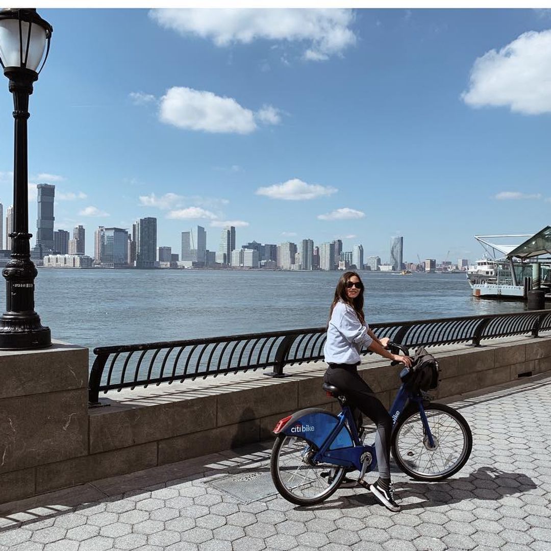 Rocío Crusset en bicicleta por la orilla del río Hudson, Nueva York