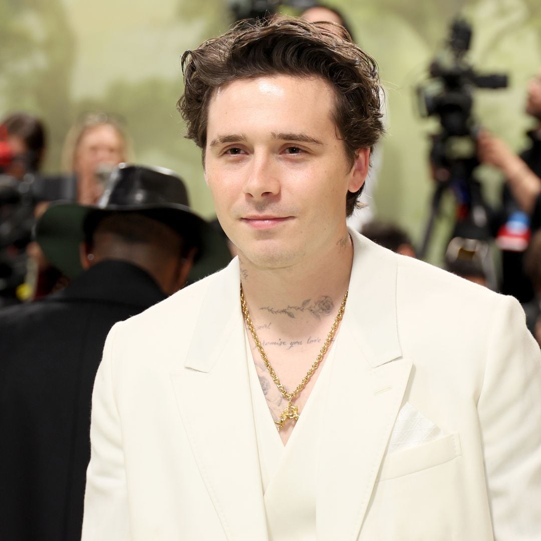 Brooklyn Beckham se mantiene firme ante las consecuencias familiares con una desafiante publicación de Año Nuevo