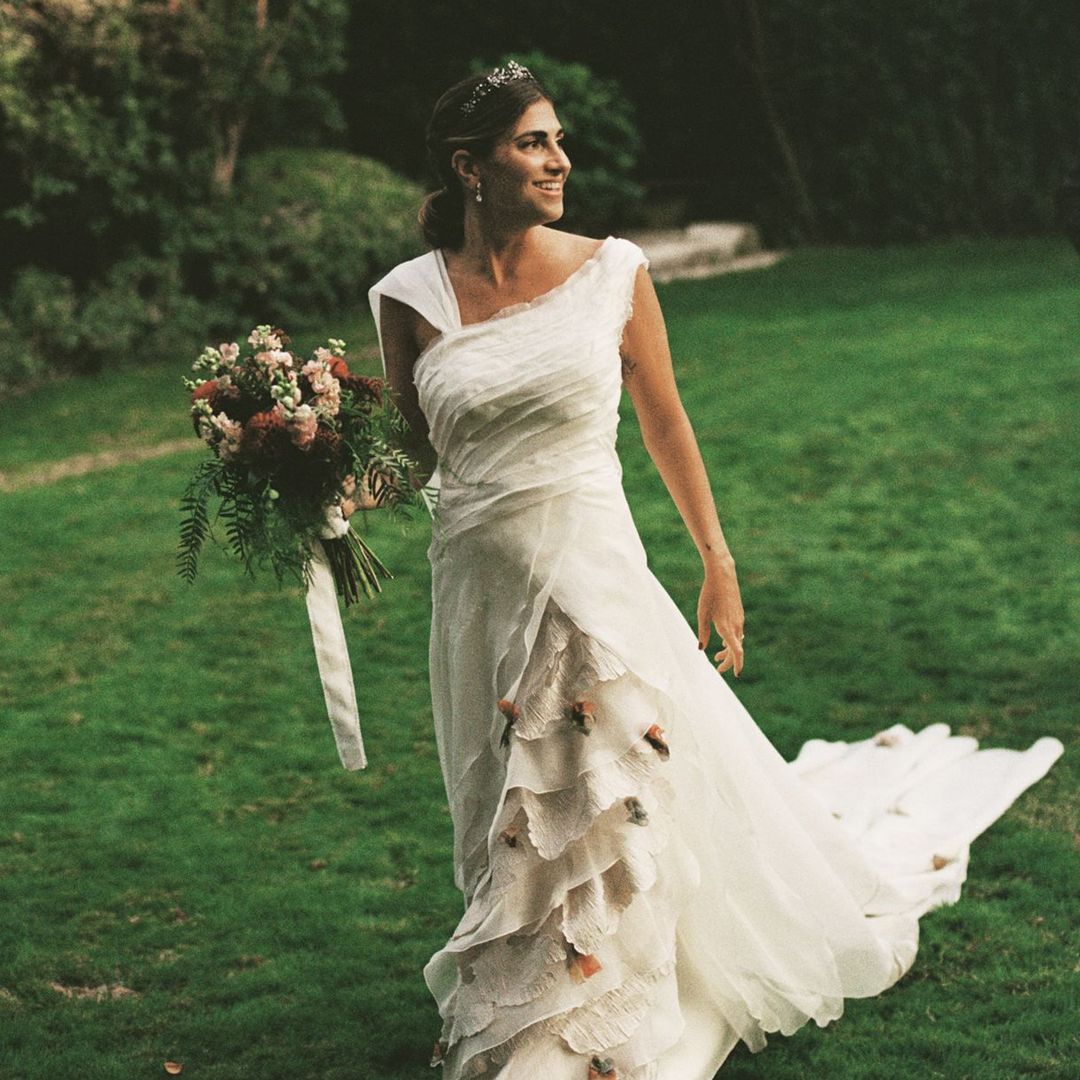 Vestido de novia de Sole Alonso con pétalos de flores