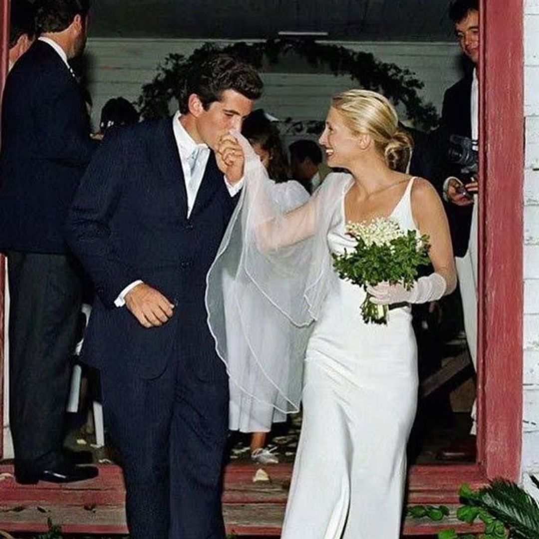El vestido de novia de Carolyn Bessette a análisis: "Representa algo que todavía estamos intentando consolidar, la confianza real"