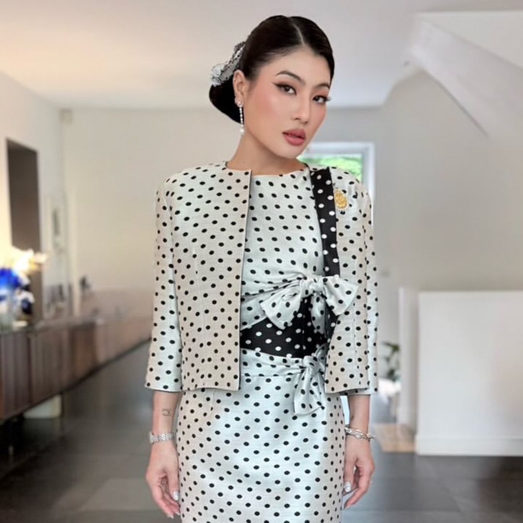 La princesa Sirivannavari de Tailandia rescata el vestido de lunares que homenajea a su abuela, la reina Sirikit: un guiño a la elegancia de los años 60 en París