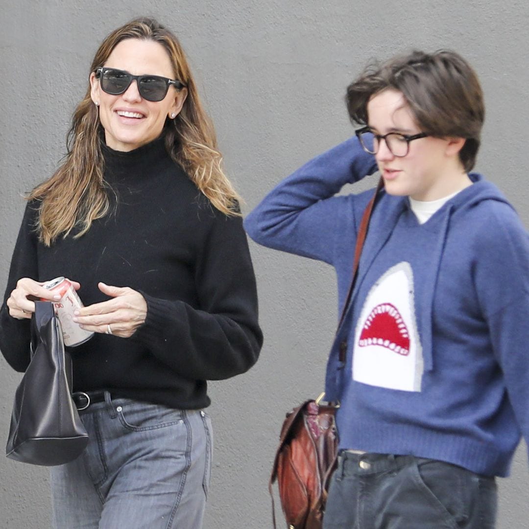 Fin Affleck reaparece con un nuevo look con flequillo tras cumplir 17 años, ¡luce muy diferente!