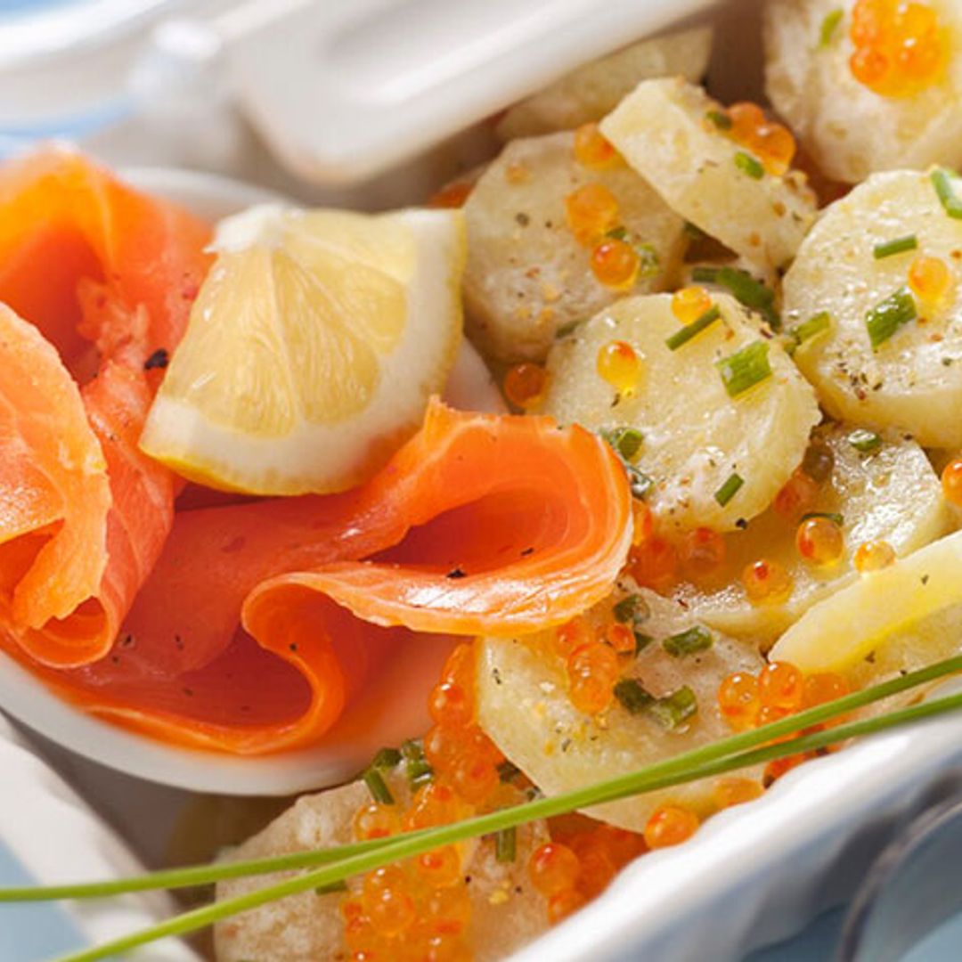 Ensalada de patata con salmón ahumado y huevas de trucha