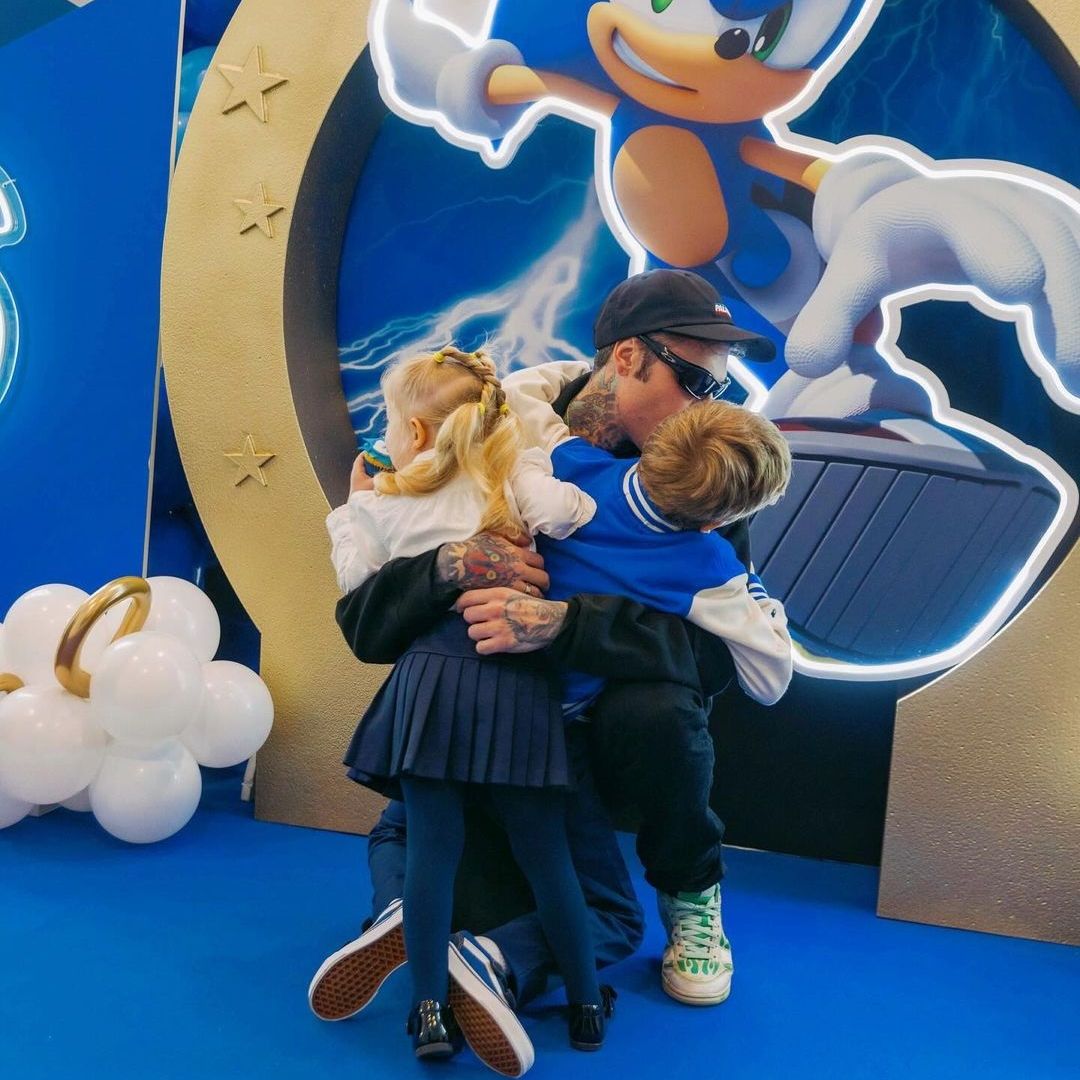 Fedez se reencuentra con sus hijos en la mansión que aún comparte con Chiara Ferragni tras su ingreso hospitalario