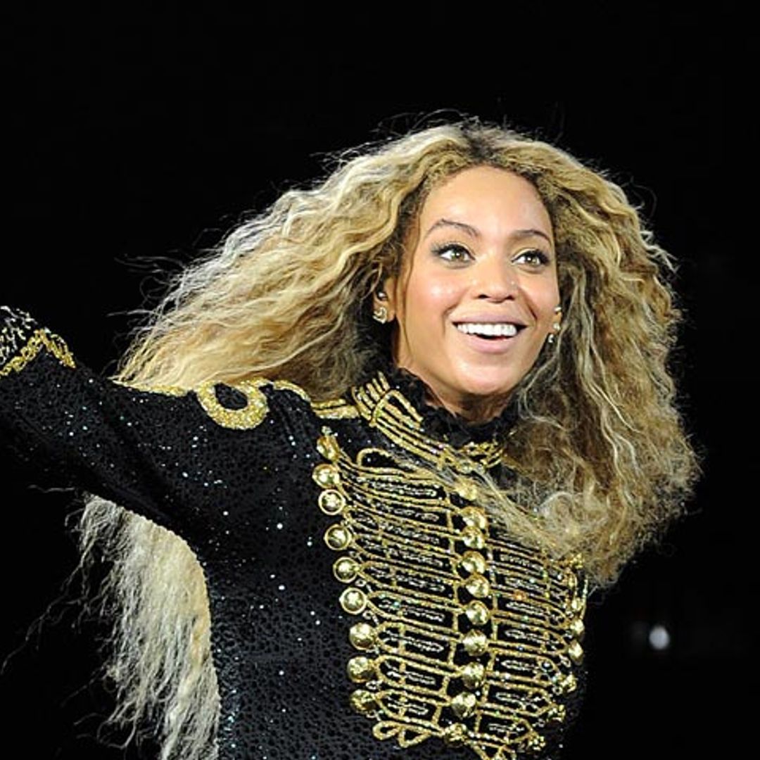 Dos bailarines de Beyoncé se comprometen en pleno concierto y ¡ella estaba así de contenta!