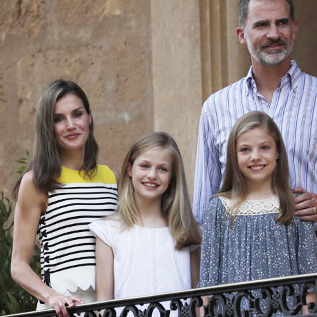 Doña Letizia confirma su look insignia en el posado de Marivent