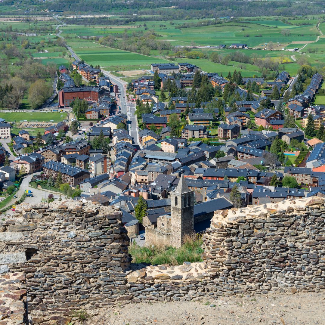 El pueblo al que solo se puede llegar cruzando desde Francia y que esconde el único foro romano de los Pirineos