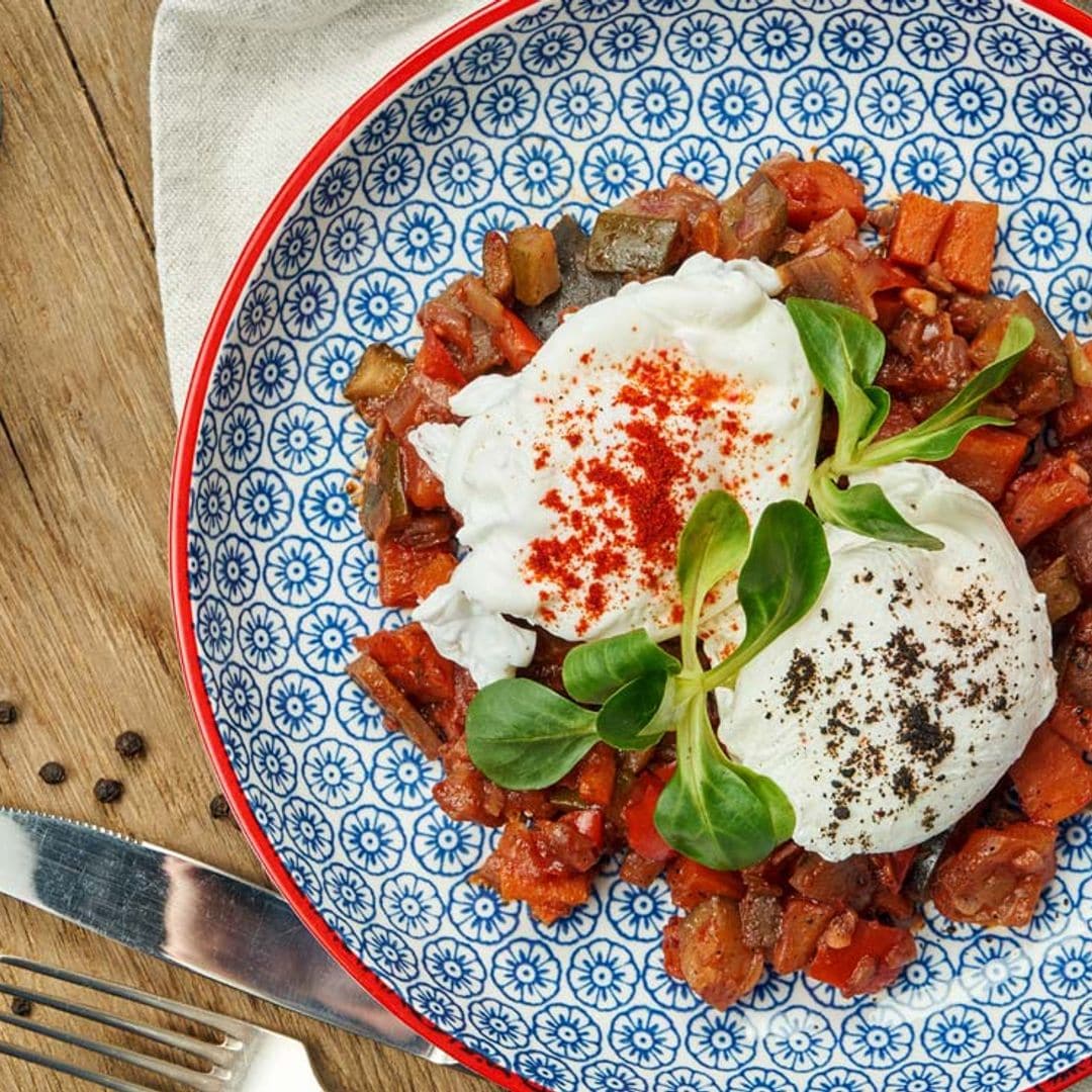 Huevo escalfado con verduras y salsa de yogur