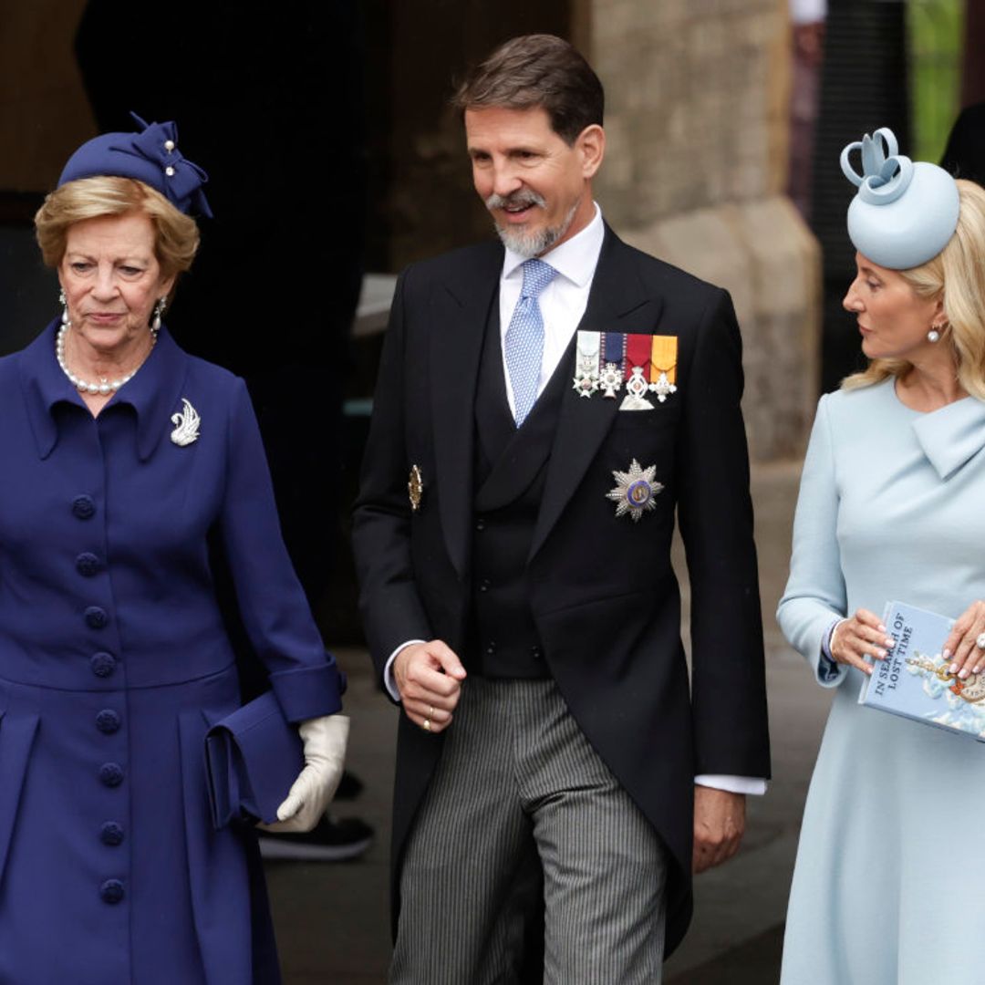 Bolsos con originales formas, pendientes históricos... Los accesorios y joyas más espectaculares de la coronación