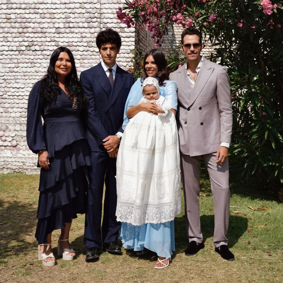 Nacho Yanes y Laura Dosouto posan con los padrinos de bautismo de Lorenzo