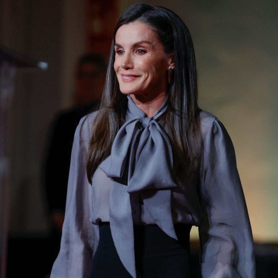La reina Letizia sorprende en los premios Zenda con un pantalón 'palazzo' de efecto piernas infinitas y blusa semitransparente