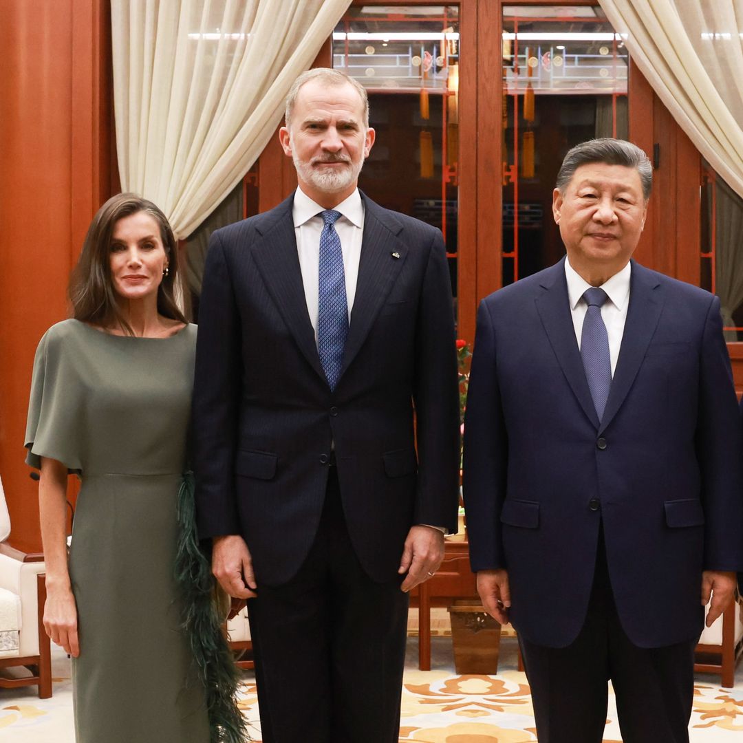 La reina Letizia cambia de registro para su cena privada con el presidente de China: plumas y un vestido misterioso