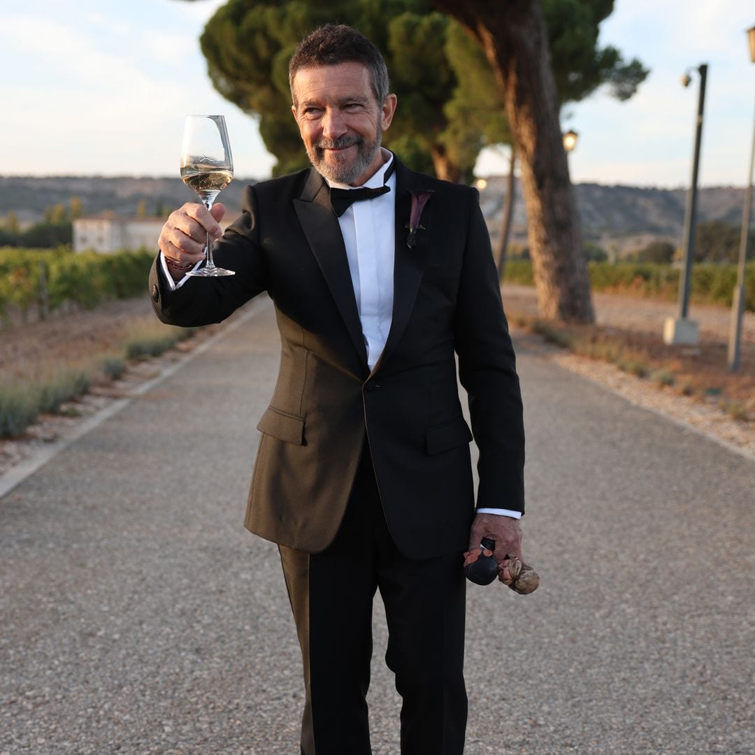 EN VÍDEO: El detalle de Antonio Banderas con la prensa en la boda de su hija Stella