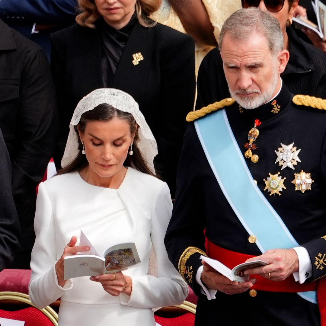 La Reina Letizia destacó por llevar un look en color blanco