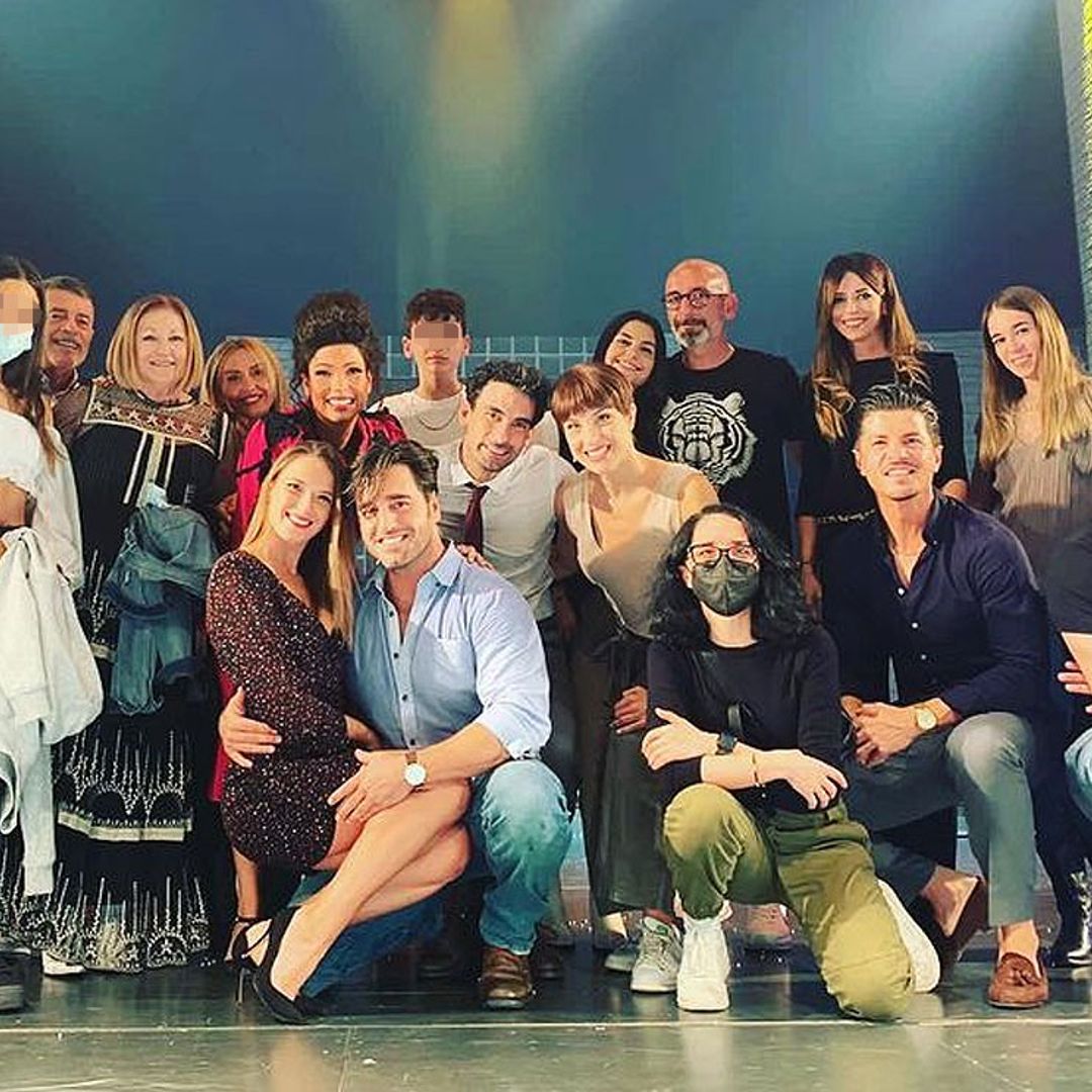 David Bustamante vive una 'noche mágica' en el teatro con Yana Olina y Daniella entre el público