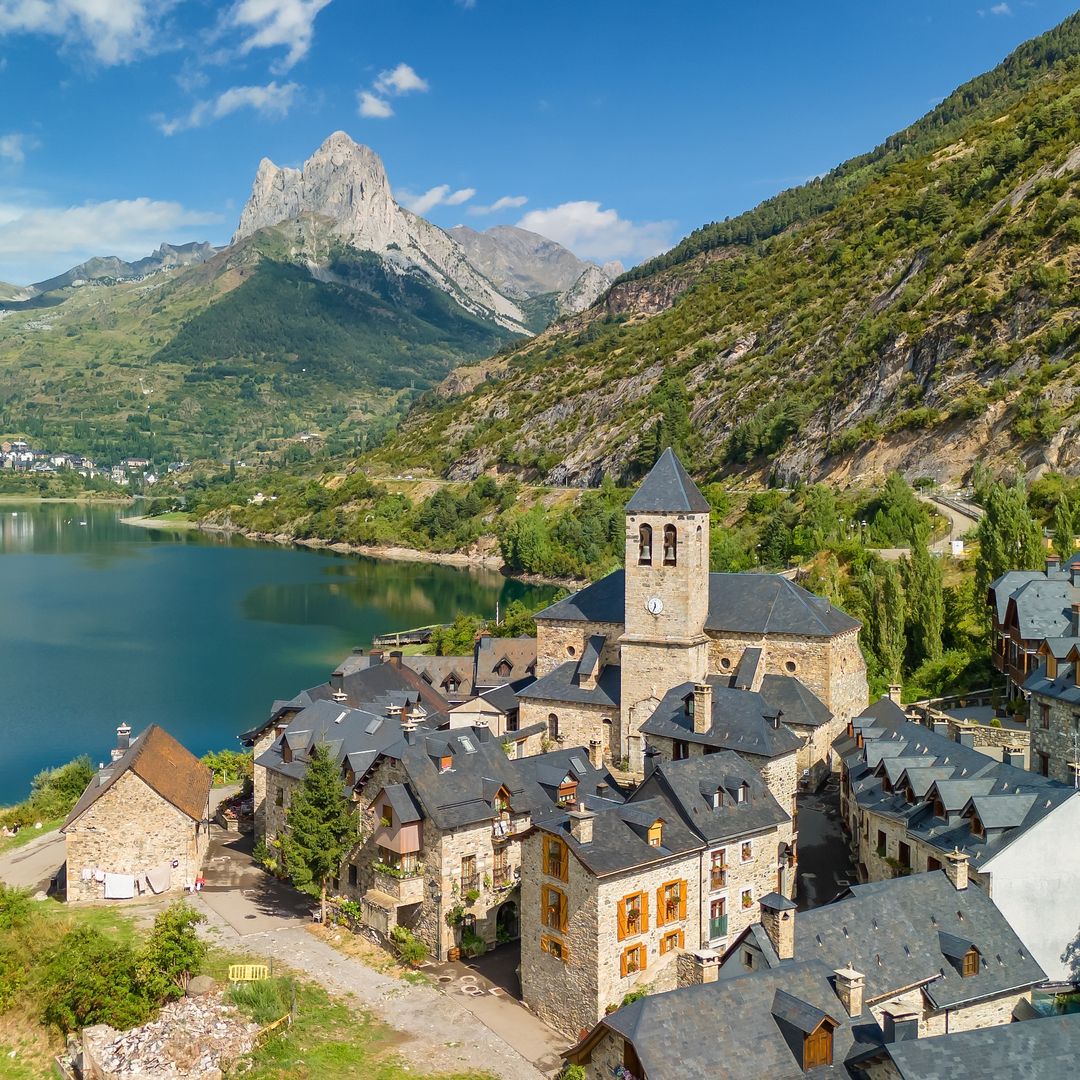Pueblo de Lanuza a orillas del embalse del mismo nombre. Al fondo, Sallent de Gállego, Huesca