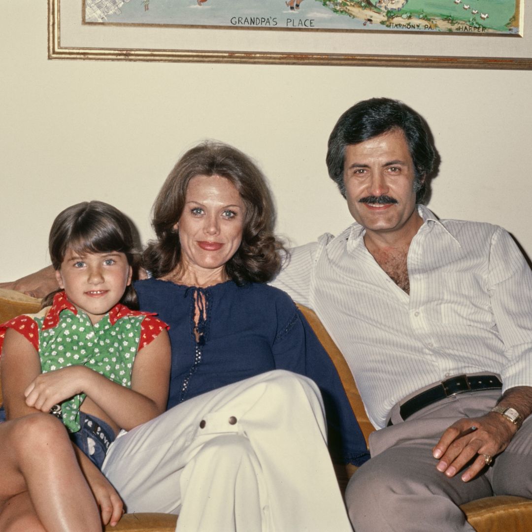 Jennifer Aniston, de niña, junto a sus padres, Nancy Dow y John Aniston en una imagen de 1975