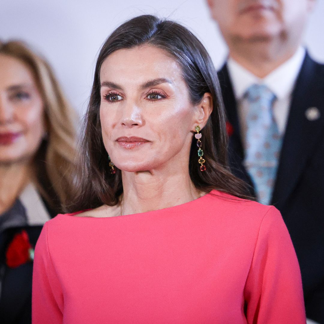 La reina Letizia inaugura (ahora sí) la primavera con el exclusivo vestido rosa chicle que empezó el fenómeno 'Barbiecore' en España
