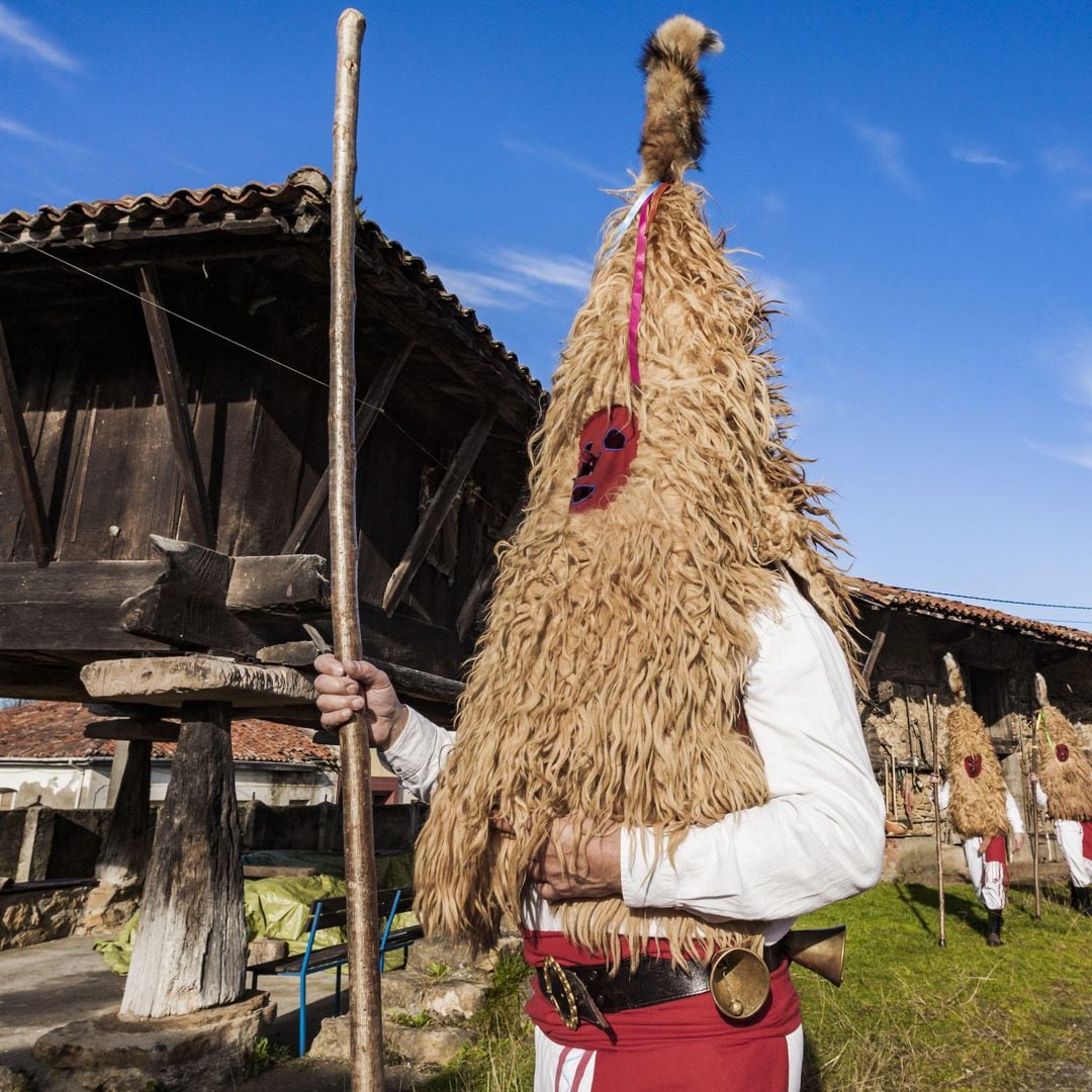 Participantes en el carnaval de Valdesoto, los llamados Sidros. Siero, Asturias, Pueblo Ejemplar de Asturias 2025