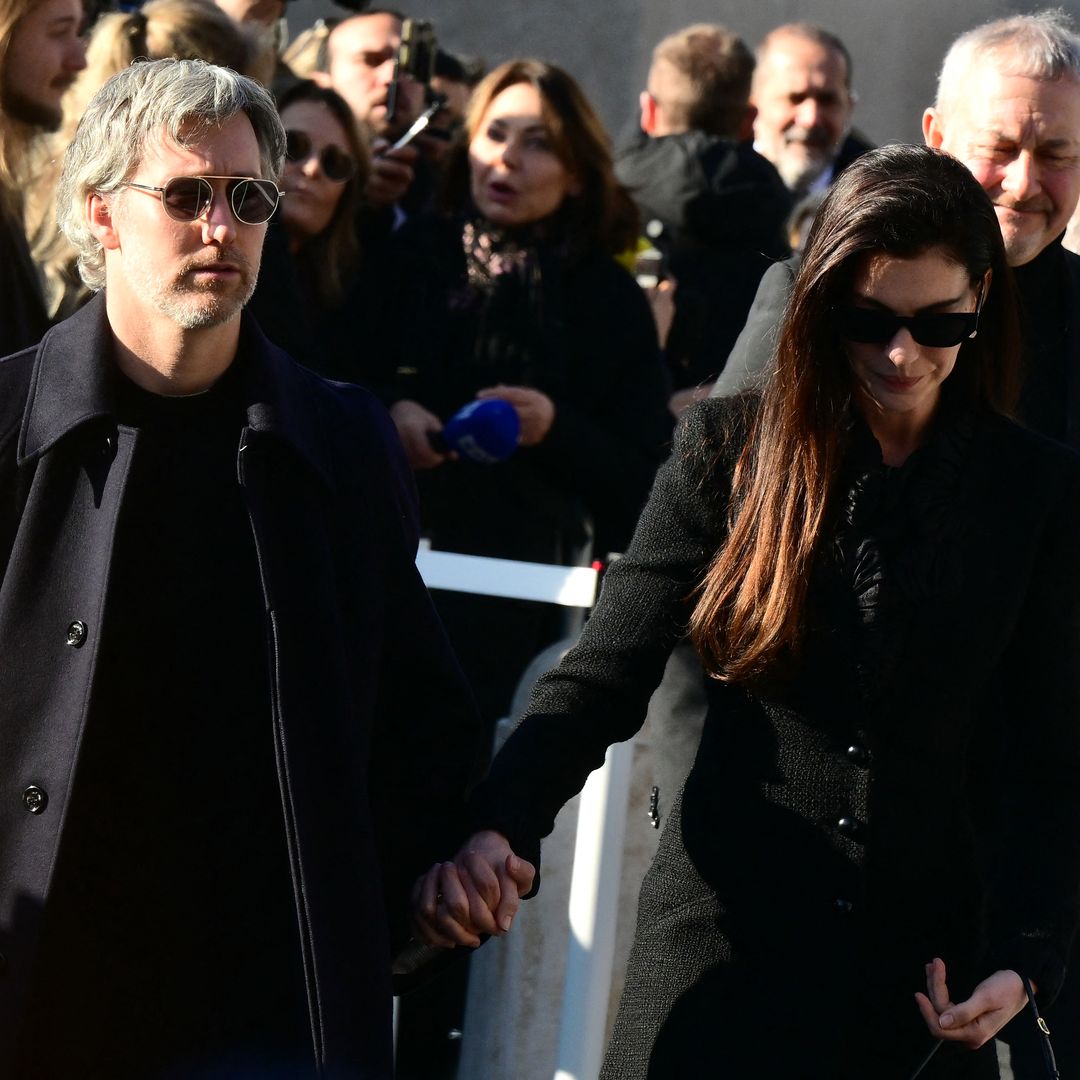 La actriz Anne Hathaway y su marido Adam Schulman llegan al funeral de Valentino