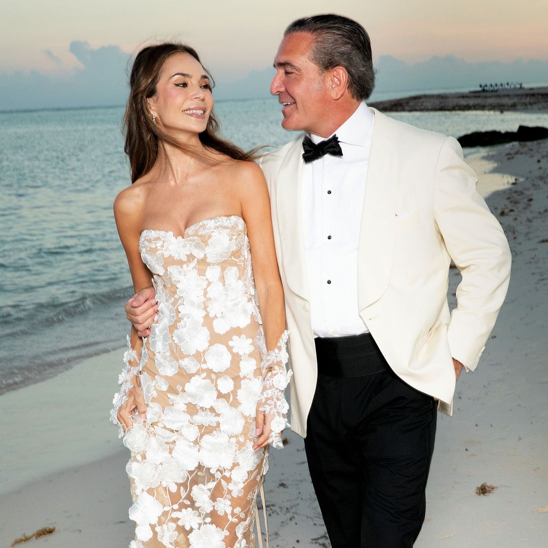 IMÁGENES EXCLUSIVAS. Los 5 vestidos de novia de Sara Zaldívar para darse el 'sí, quiero' con Gigi Sarasola en Punta Cana: transparencias, flores bordadas y lentejuelas